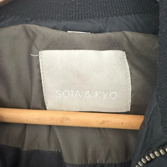 Soia & Kyo heavy down winter jacket w/ detachable real fur hood. Size small - Picture 7 of 8